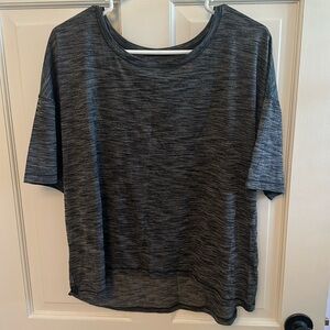 Lululemon T shirt / sloped hem line / size L